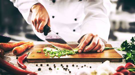 "Préparation artisanale des ingrédients pour des pizzas au feu de bois. Un savoir-faire authentique avec des produits frais et de qualité pour une expérience culinaire inoubliable. Découvrez nos recettes dans notre food truck !"