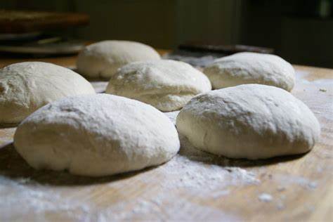 "Pâtons de pâte à pizza artisanale, façonnés à la main et prêts pour une cuisson au feu de bois. Une fermentation lente pour une texture légère et une saveur incomparable ! Découvrez nos pizzas dans notre food truck."