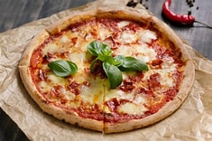 Savourez notre pizza traditionnelle façon margarita artisanale cuite au feu de bois, garnie de sauce tomate, mozzarella fondante, emmental, basilic frais, tomates fraiches et olives. Une recette gourmande et généreuse,